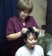 椅子に座って脳休ヘッドマッサージ®